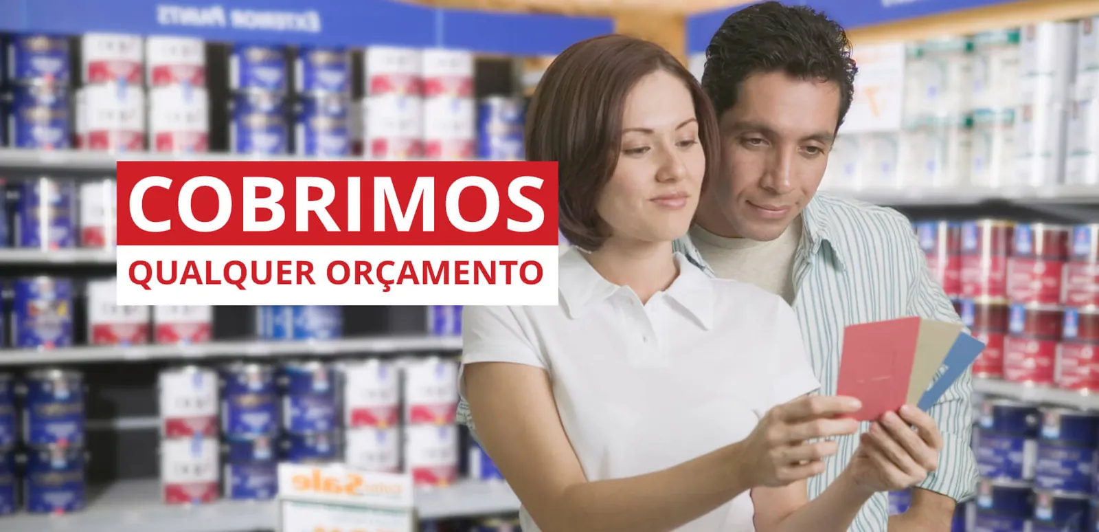 Clientes escolhendo cores de tinta em uma loja Tintas Ponto Com