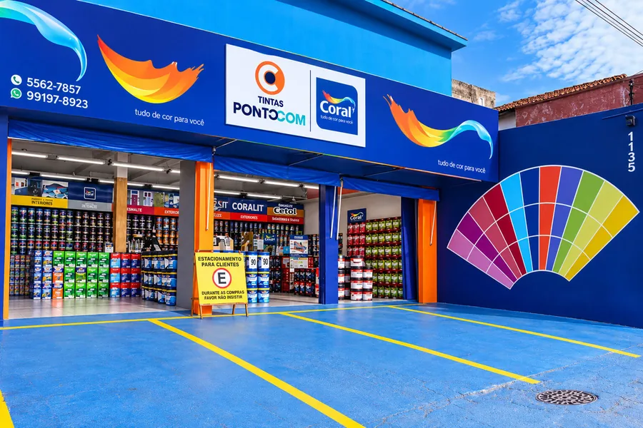 Interior da loja Tintas Ponto Com Jardim São Luís, com leque de cores e tintas expostas